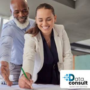 profesional-de-rrhh-evaluando-pruebas-psicometricas